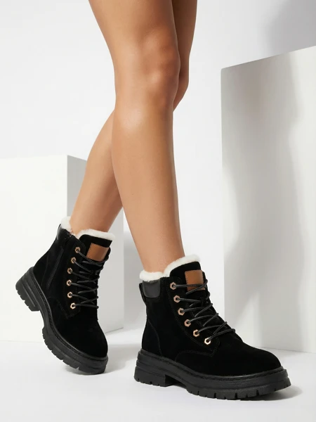 Royalfashion Bottes de trappeur isolées pour femmes en noir Radoras