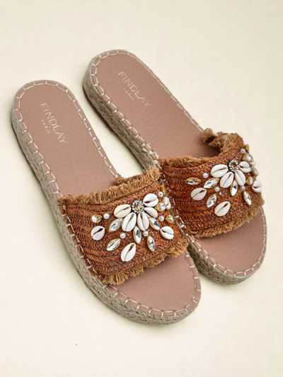 Sandales Royalfashion Callista Boho Camel sur plateforme plate avec coquillages