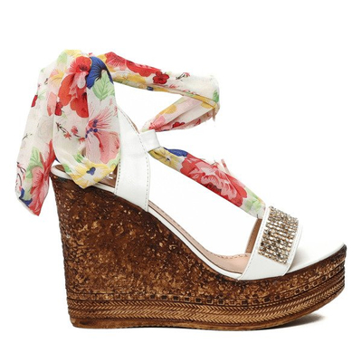 Białe sandałki na koturnie z ozdobną apaszką- Obuwie