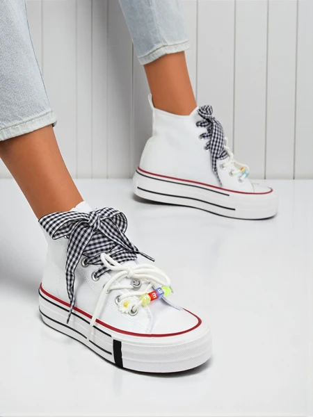 Baskets pour femmes Callista Bianca – flat blanc tendance avec des perles décoratives