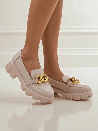 Loafers pour femmes beiges Callista avec chaîne, talon plat, cuir écologique