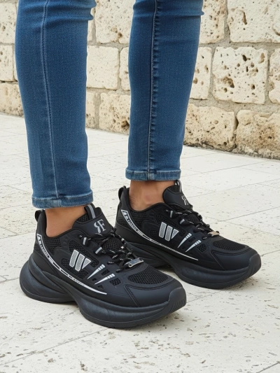 Chaussures de sport pour femmes Royalfashion Hypatia noires à talon plat de 5 cm