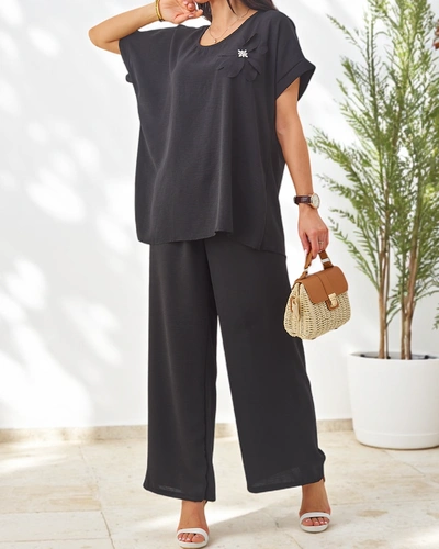 Ensemble Royalfashion pour femmes avec des manches courtes, fleur décorative et pantalon large