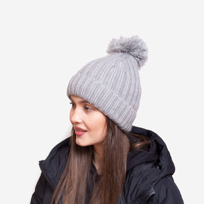 Bonnet gris brillant isolé pour femmes avec pompon - Accessoires