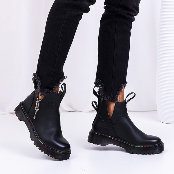 OUTLET Bottes pour femmes en cuir écologique noir avec fermeture éclair Odeta - Chaussures