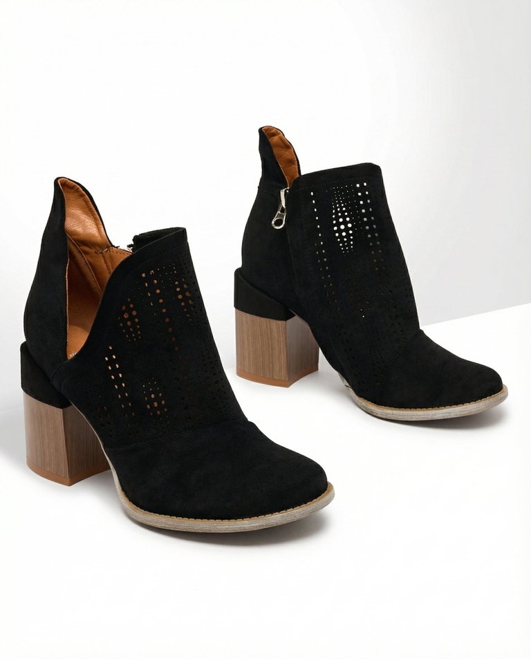 Royalfashion Bottes ajourées en noir Revivela