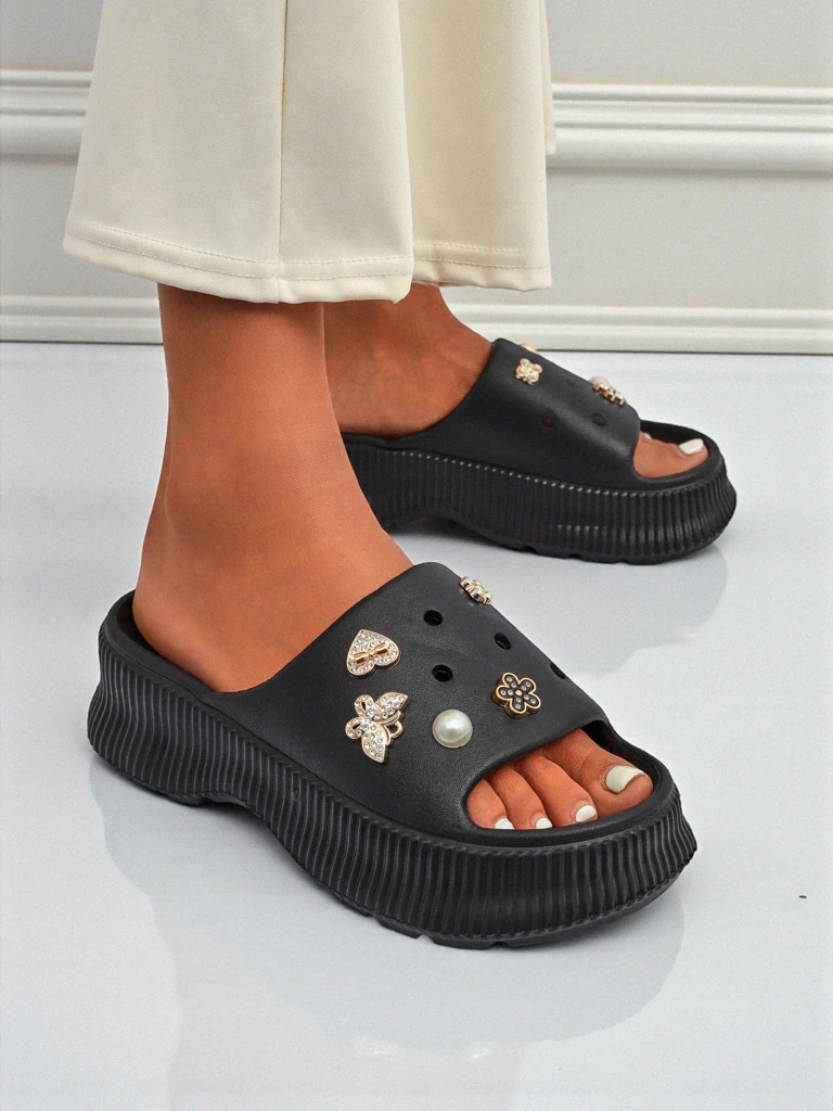 Royalfashion Tongs en caoutchouc pour femmes avec décorations Slash Glam