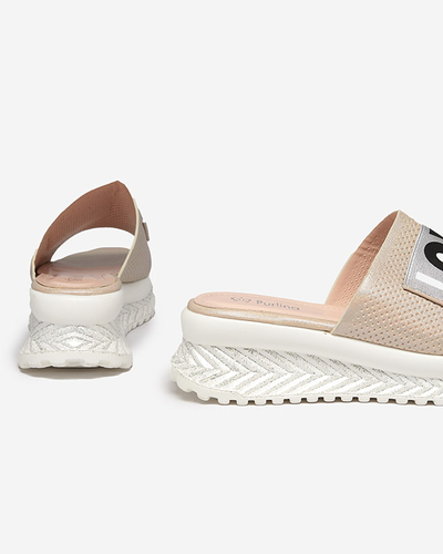 Chaussons beiges brillants pour femmes avec les mots Sosha- Footwear