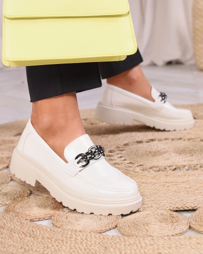 Mocassins laqués pour femme de couleur crème Adolos- Footwear