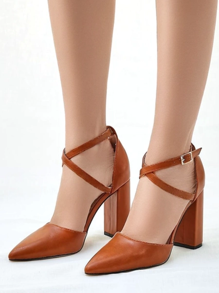 Royalfashion Pompes pour femmes avec des straps croisées Eurolias