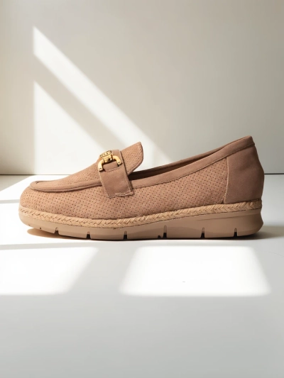 Chaussures plates pour femmes Royalfashion avec une décoration sur le bout.