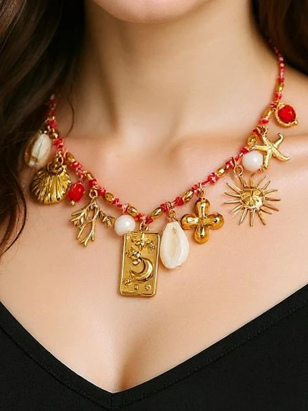 Collier Calista Charmella plaqué or avec pendentifs en résine