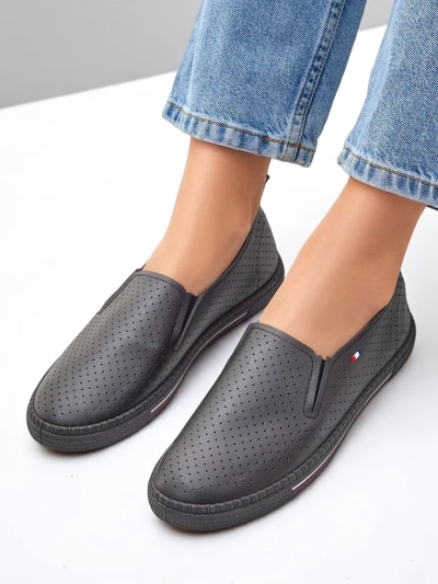 Chaussures féminines à enfiler perforées Royalfashion Vielles