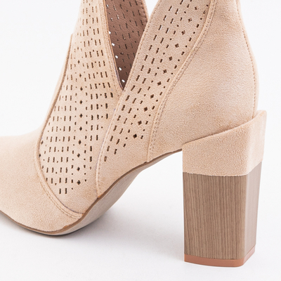 Boots ajourées beiges à enfiler sur le poteau Classa. Chaussures