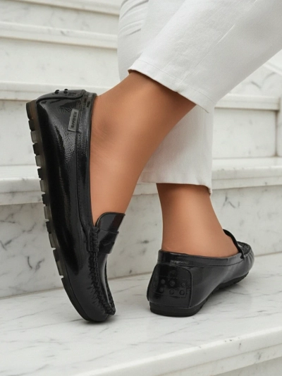Mocassins pour femmes Cyra Nero en cuir écologique verni, style italien classique