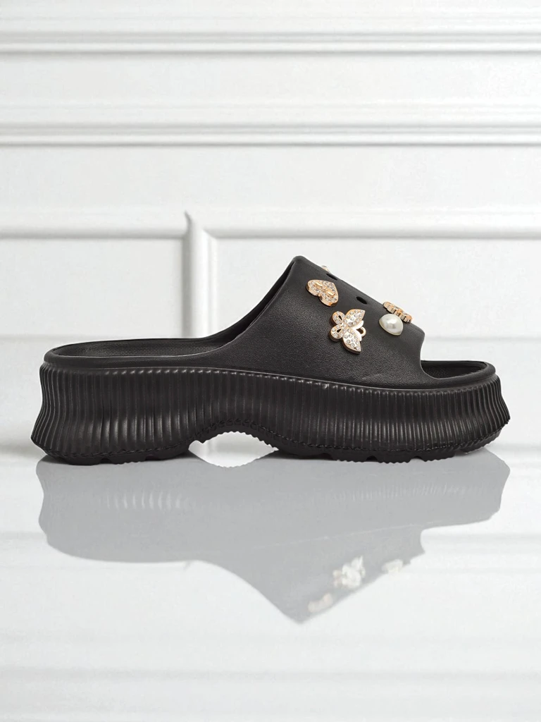 Royalfashion Tongs en caoutchouc pour femmes avec décorations Slash Glam