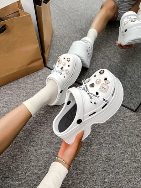 Royalfashion Tongs en caoutchouc pour femmes avec décorations Dellos