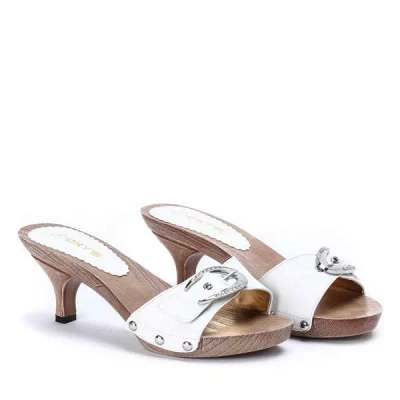 OUTLET Sandales blanches sur un talon aiguille Della - Chaussures