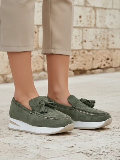 Aurelia Verde – Mocassins verts pour femmes en éco-daim sur plateforme compensée de 4 cm