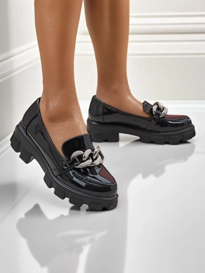 Mocassins pour femmes Hera Nero en cuir écologique verni avec chaîne, printemps