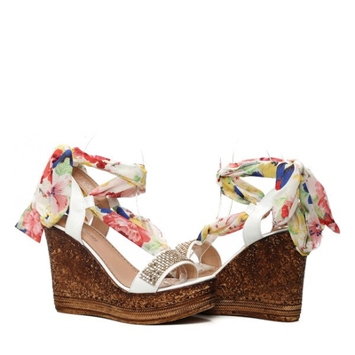 Białe sandałki na koturnie z ozdobną apaszką- Obuwie