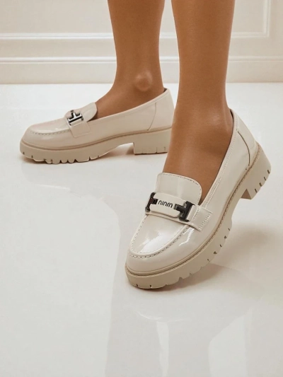 Mocassins pour femmes Atena beiges à talon plat en cuir écologique