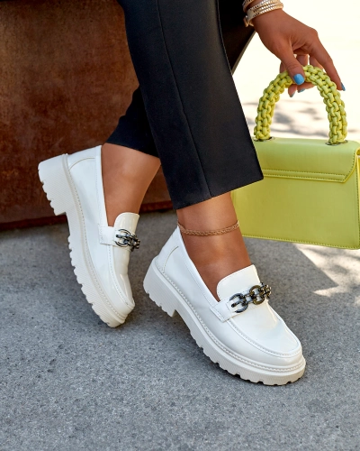 Mocassins laqués pour femme de couleur crème Adolos- Footwear