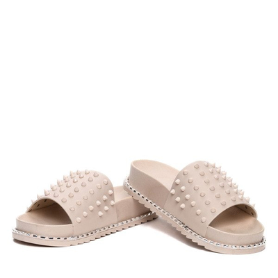 Beżowe klapki z ćwiekami- Obuwie