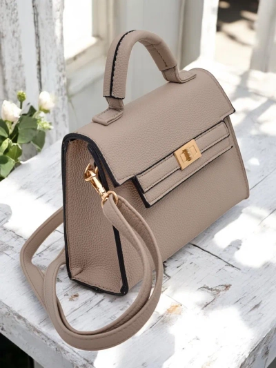 Royalfashion Sac à main élégant et petit pour femmes, type : sac à main. Sac à main élégant et petit pour femmes, équipé d'une fermeture magnétique. Il dispose d'une bandoulière amovible et réglable, permettant un port confortable de plusieurs façons. Par