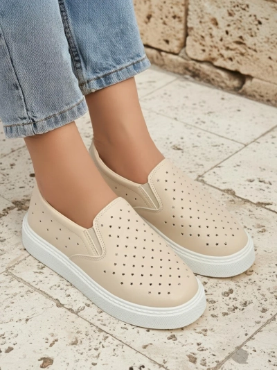 Slip-ons pour femmes Callista beiges en cuir écologique sur plateforme