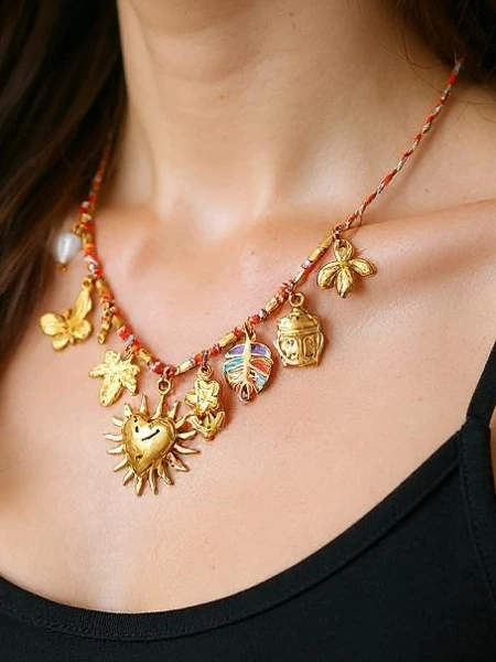 Collier plaqué or Calista Charmella avec breloques en résine