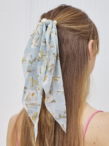 Royalfashion Élastique à cheveux avec un ruban décoré de petites fleurs et de perles Florennea