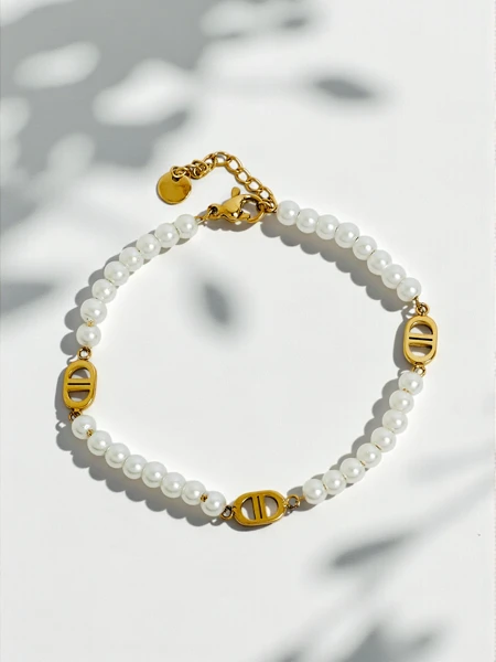 Bracelet Aurelia Bianca dans une teinte de perle blanche, dorée