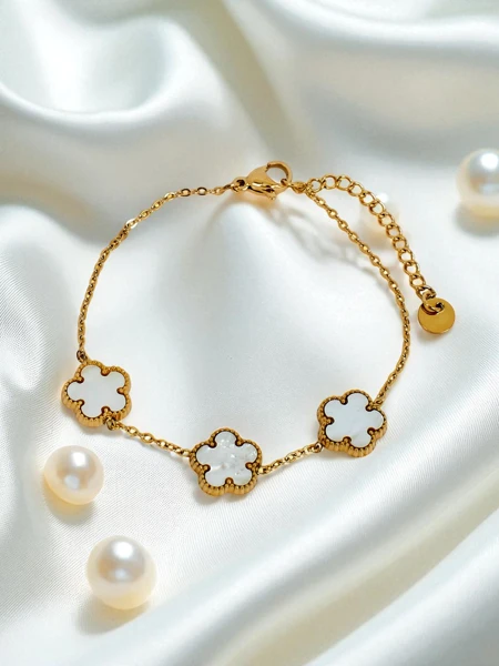 Bracelet Aurelia Bianca avec fleurs couleur perle blanche, doré