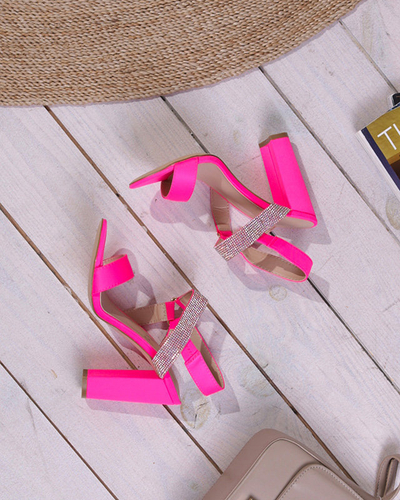 Sandales femme rose fluo sur le post Xiobi. Chaussure