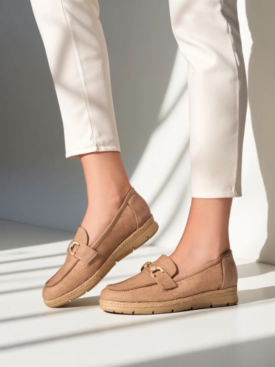 Chaussures plates pour femmes Royalfashion avec une décoration sur le bout.