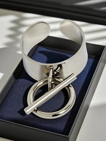 Bracelet jonc Dolce Vita avec des breloques décoratives