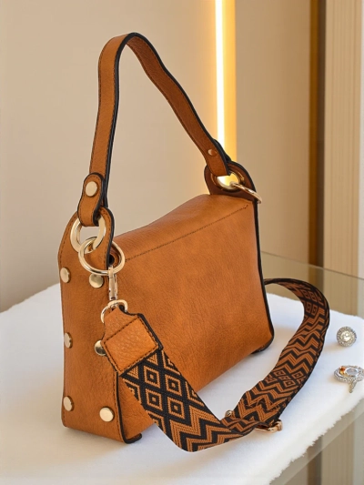 Sac à main femme Minerva jaune en cuir écologique, ornement abeille dorée, bandoulière bohème