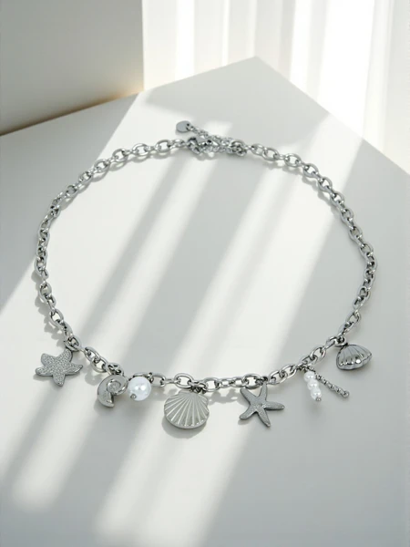 Collier Atena Charm Sea – amulettes dorées avec des motifs marins