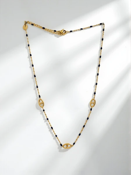 Collier doré Aurelia Nero avec motif antique et perles noires