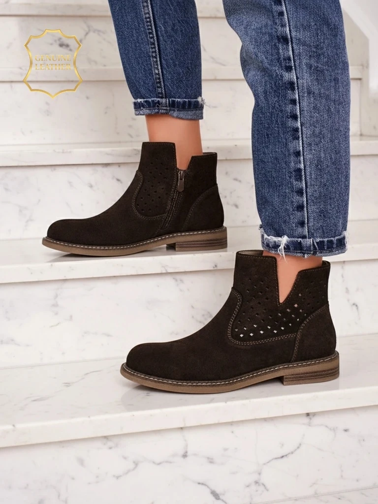 Bottines Ariadne en daim naturel marron foncé, talons plats de 3 cm