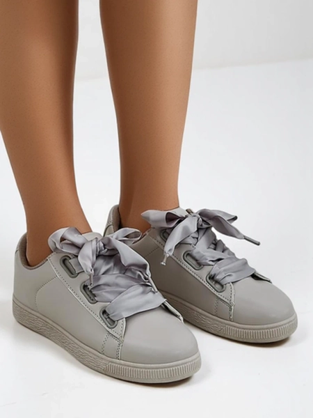 Baskets en éco-cuir Royalfashion pour femmes avec lacets décoratifs Etti