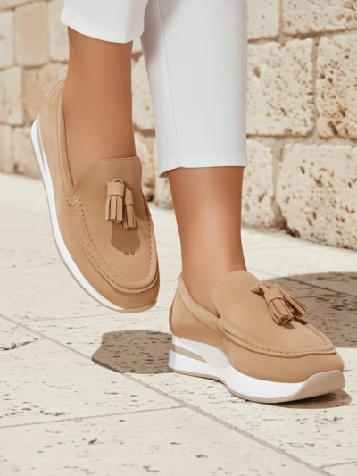 Mocassins pour femmes Callista beiges à talon compensé avec franges en cuir écologique suédé