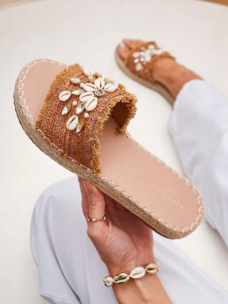Sandales Royalfashion Callista Boho Camel sur plateforme plate avec coquillages
