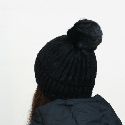 Bonnet noir isolé pour femme avec pompon - Accessoires