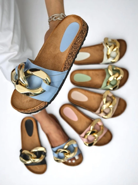 Sandales pour femmes Callista Royalfashion avec chaîne – écru/bleu, talon plat