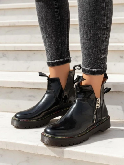 Bottes pour femmes laquées noires avec une fermeture éclair Odeta - Chaussures