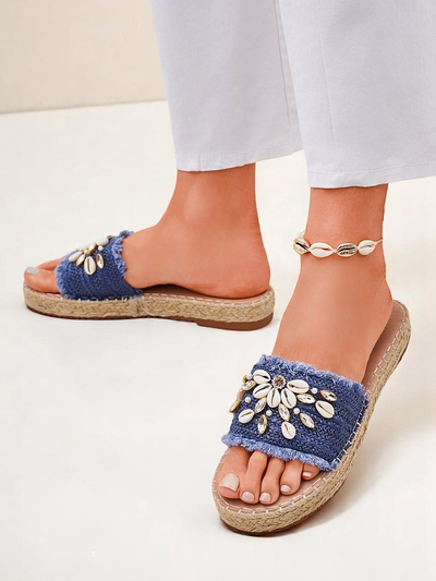 Claquettes d'été Royalfashion Calista – bleu clair avec des coquillages sur une semelle plate