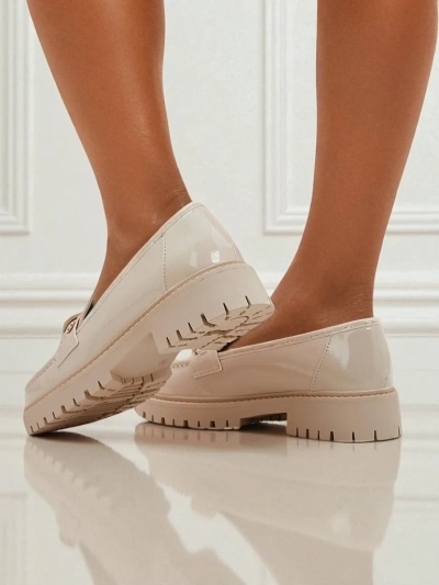 Mocassins beiges pour femmes Adoria en cuir écologique verni pour le printemps