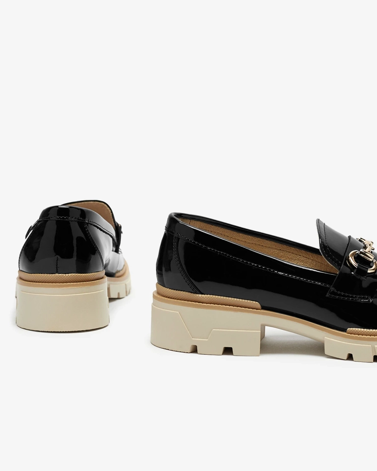 Mocassins laqués noirs pour femme avec chaîne Soterra - Chaussures